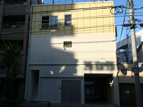 江戸東京ホステルの外観。江戸東京ホステルはこの建物の２階部分です。