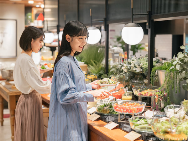 ＜ブッフェ朝食＞京都の銘店IKARIYAがお届け。新鮮野菜のスムージーやサラダ・ビストロメインが好評