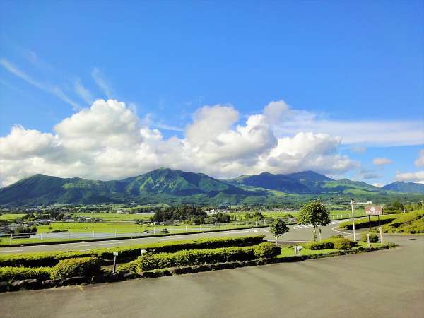 客室は全てマウンテンビュー！四季の森から望む阿蘇五岳はまるでスクリーンのような眺めです。