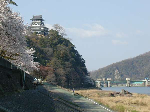 木曽川河畔　春