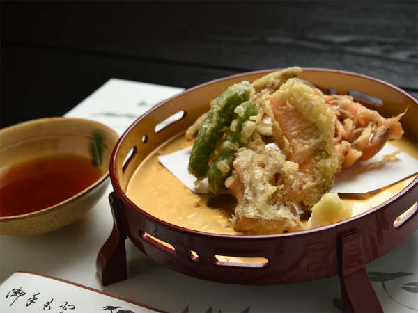 *天ぷら/揚物は季節によって中身は変わります、さっくりさくさく、大人から子供まで楽しめる一品
