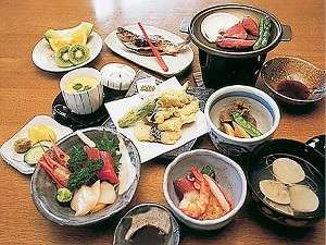 わかさぎの天ぷらなど地元の食材を使った会席膳