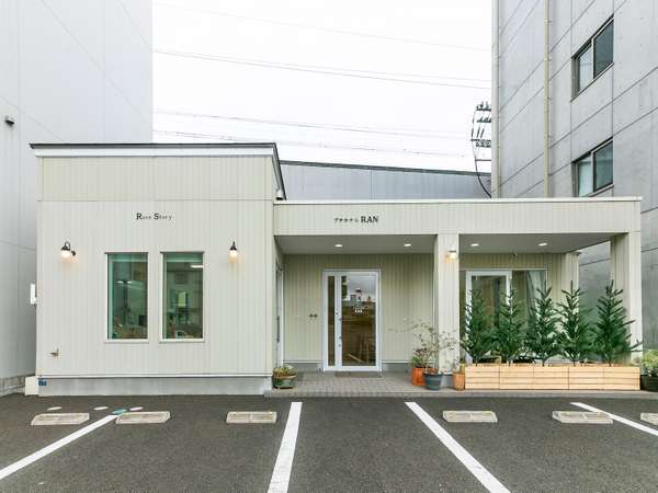 白い壁の平屋の一戸建てです。