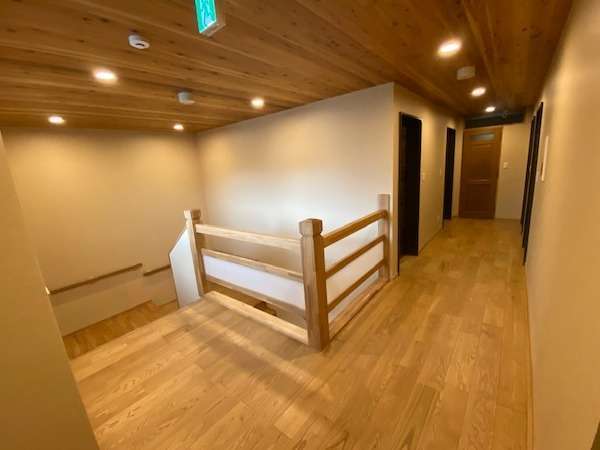2階廊下。床は長野県産材栗無垢板使用。天井は杉板使用。落ち着いた雰囲気を醸し出しています。