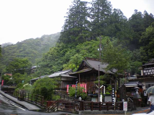 しとしとと降る雨の中、湯煙に包まれた東光寺(徒歩１分）○蘇りを求めて今もお参りに・・・