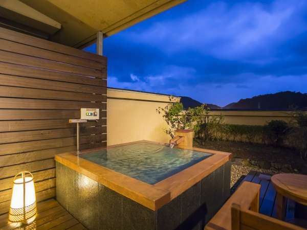 デラックスツインの露天風呂　テラスは富士山の見える特等席