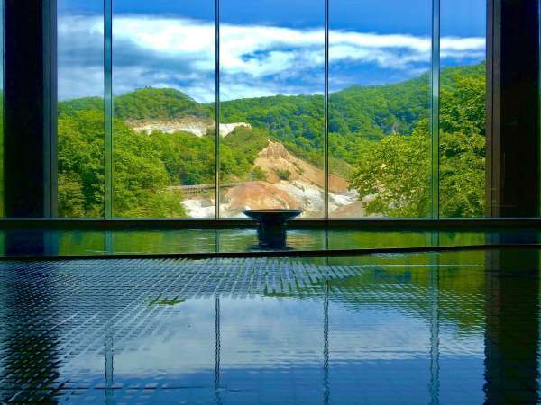 夏の装いの地獄谷。鮮やかな緑と青のコントラストをお楽しみください。【男性浴場/食塩泉】