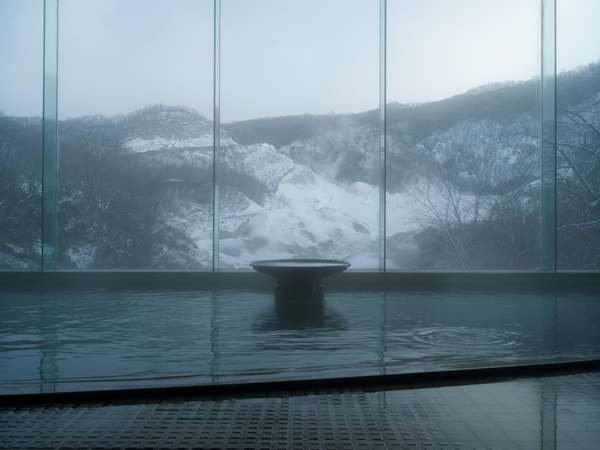 白銀の景色を眺めながら湯に浸かる贅沢…如何でしょう?【男性浴場/食塩泉】