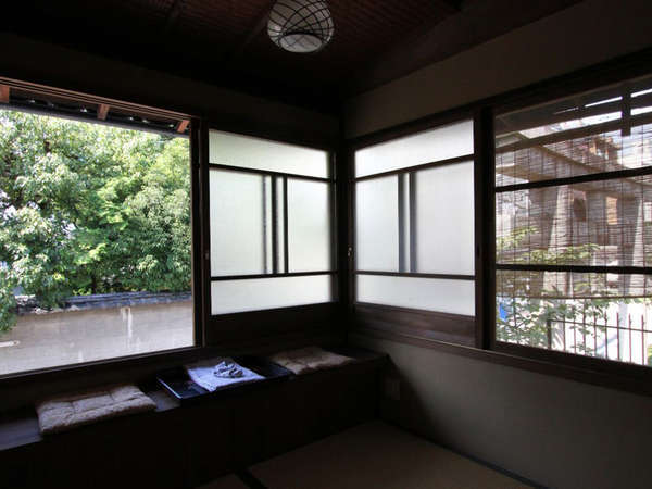 窓際にベンチを設けた書斎。大きな窓は風通しが良く、読書などにもご利用頂けます。