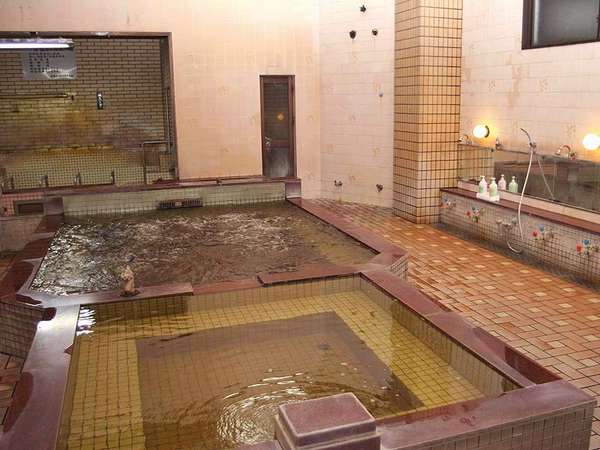 かけ流し天然温泉の大浴場です。温度・機能（ジャグジー等）の異なる3種の浴槽をお楽しみ頂けます。