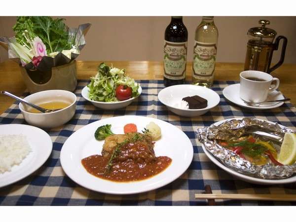 夕食はボリュームのあるフルコース欧風家庭料理