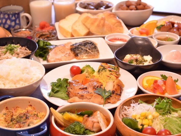 和洋約50品のご朝食(一例)しっかりお召上がり頂けるご朝食は、当日の朝、ご予約なしでもご利用頂けます