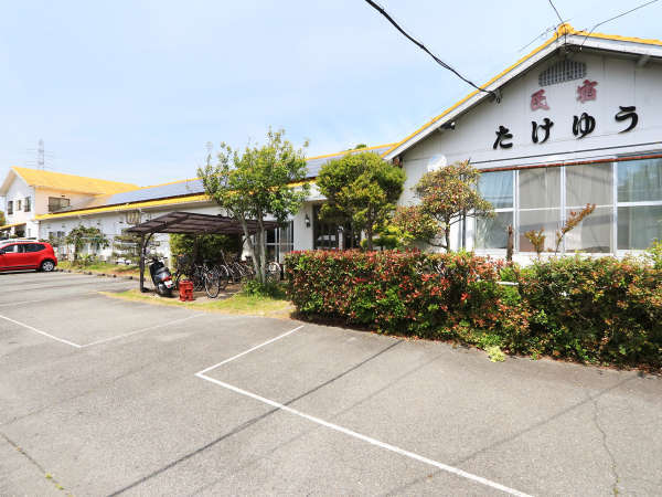 民宿たけゆうの駐車場は本館と別館の目の前です。