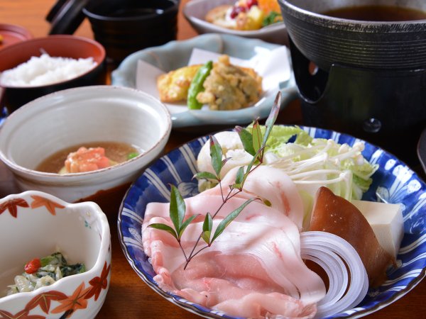 *お夕食一例（鍋物）/心も体も温まるお鍋は和風出汁にくぐらせてお召し上がり下さい。