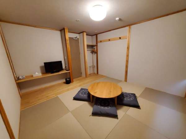 基本和室【2～3名様】全室Wi-Fi完備。琉球畳のモダンな和室タイプ。