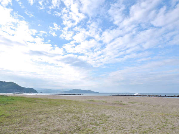 *【丹後由良海水浴場】はすぐ横。水着のままでビーチに直行OK。ビーチ入り口にはシャワーもあります。