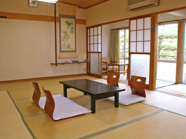 *【客室一例】由良ビーチに面した客室。窓からは風防林の松の木と海が見えます。