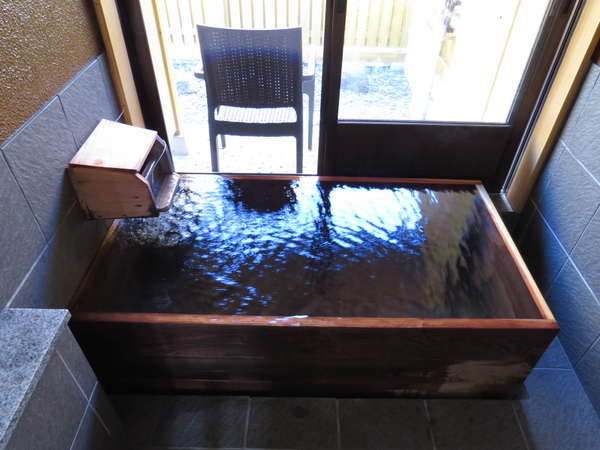 通常のお部屋のお風呂は檜風呂の内湯になります。