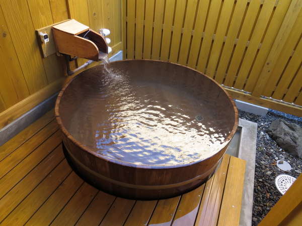 月崎唯一の半露天風呂です。お風呂は梅樽を使用しています。温泉は自慢の源泉掛け流しです。