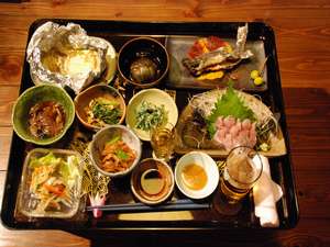 夕食の一例、この他天ぷらや手打ちそばも付きます。