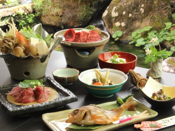 道祖神鍋がついたグレードアッププランのお食事一例。