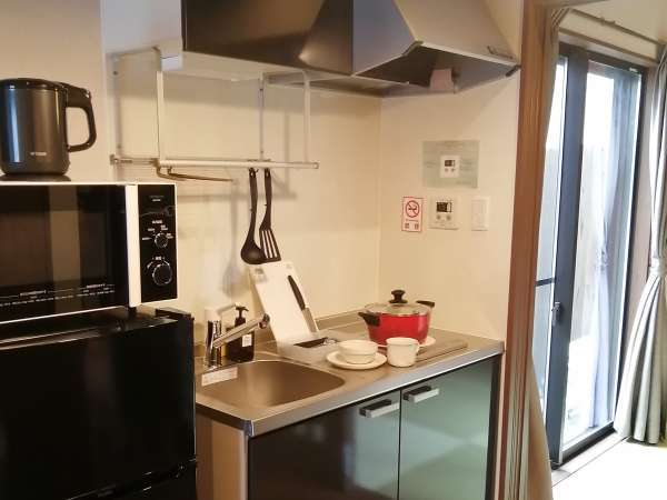 主な調理器具・食器完備のキッチン