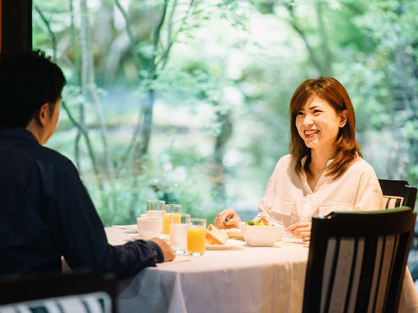 朝食も緑を眺めながらレストランで