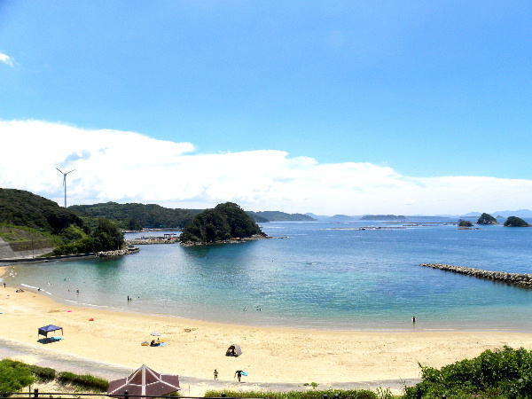 白浜海水浴場は名前のとおり真っ白い砂浜と穏やかな波が打ち寄せるビーチです。