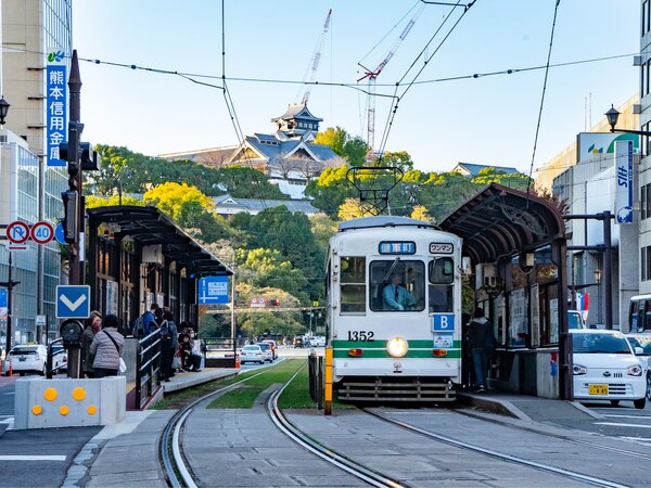 熊本市内を結ぶ路面電車。最寄り駅「田崎橋」駅～当館へは徒歩約15分。1日乗車券もあり観光に便利！