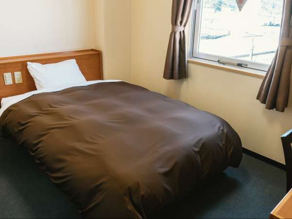 【シングル】シンプルで機能性に優れたお部屋です。ベッドサイドにコンセント完備。出張やひとり旅に！