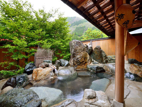 *自然の風景をバックに入る岩の露天風呂が爽快。御影石の内湯とともにお愉しみ下さい。