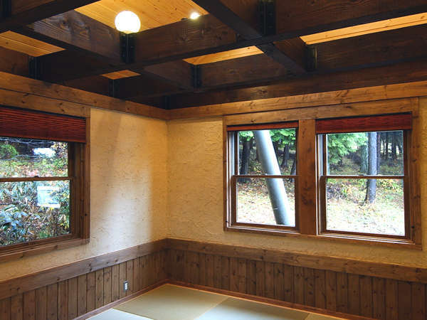 開放感のある吹き抜け天井飾りの井桁の梁、壁は漆喰と珪藻土に藁を漉きこんであります。