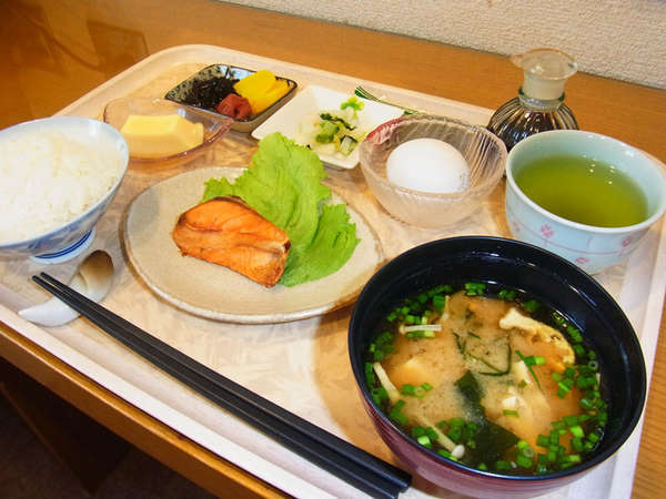 女将手作りのできたて和定食をお部屋までお運びいたします