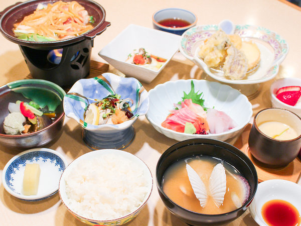 *【夕食一例】刺身やホタテの稚貝の味噌汁、暖かい鉄板または鍋の1品など