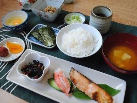 ご朝食【和食一例】 ・焼魚・のり・生たまご・納豆・小鉢・お漬物・ごはん・お味噌汁