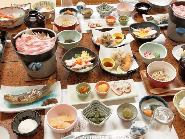 夕食一例。旬の物や、塩原産の川魚や野菜などを使用した料理です。