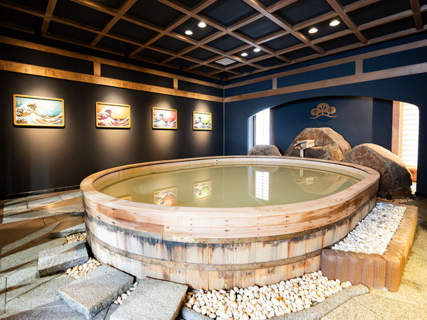 大浴場「月の湯」檜の名匠、原栄一氏の手による日本初の大衆檜桶風呂