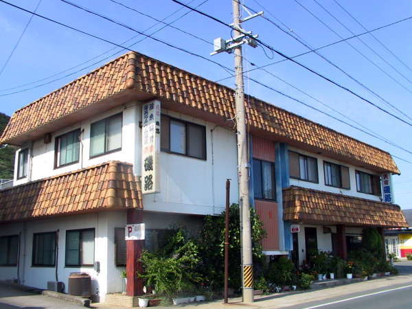 家庭的な雰囲気の中で新鮮な海の幸、旬の地野菜の料理がお値打ちで味わえますよ。