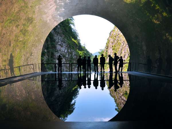 【清津峡「Light Cave／ライトケープ」】水鏡が映し出す幻想的なアート作品をお楽しみください。