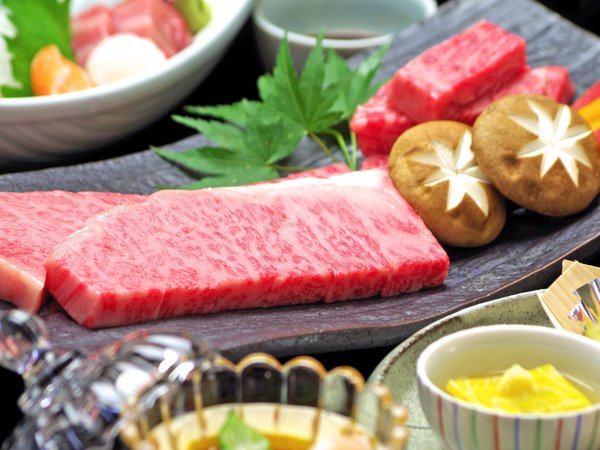 口の中にじゅわっと広がる霜降り肉は、岐阜のブランド牛【飛騨牛】。そのとろける旨さをお楽しみください。