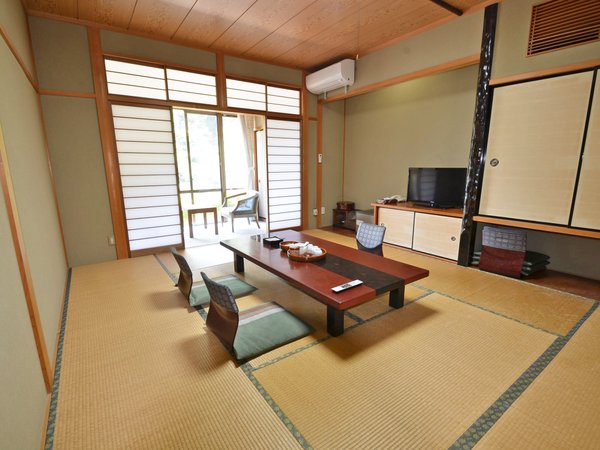 *【和室10畳のお部屋】広めのお部屋は1Fですが、高台にあるため、風景も楽しめます。
