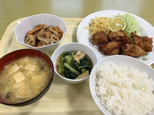 【ある日の夕食】ごはん、お味噌汁はおかわりOKです