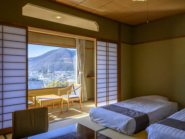 【和室10畳ロータイプベッド】窓から見える山並みに癒されるひとときをお過ごしください