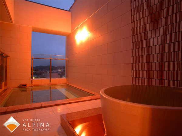 露天風呂には、自家源泉100％・かけ流しのつぼ湯も。飛騨高山の夜景と共にお楽しみください。