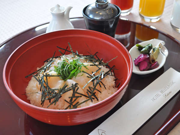 【朝食】帆立・大葉・刻み海苔・白米・お味噌汁・お漬物。(メニューの一例)