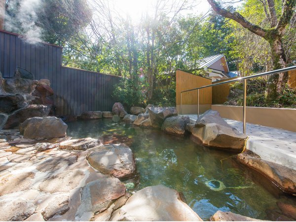 森の中の露天風呂。与謝野鉄幹晶子夫妻も訪れた歴史ある名湯。