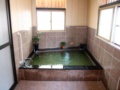 お風呂（小さいですが天然温泉です。身体が温まりますよ！）
