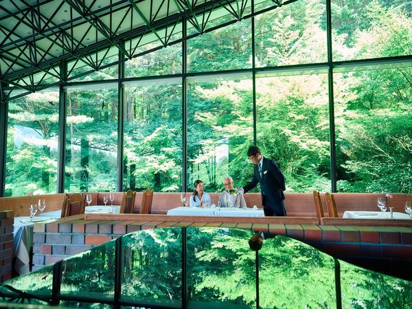 【ダイニングルーム ボーセジュール】大きな窓に広がる美しい風景を眺めながら、ゆったりとフランス料理を