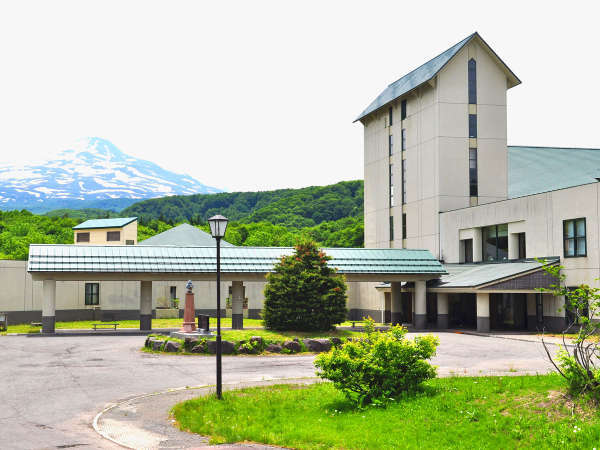 【外観】雄大な鳥海山を望むロケーション