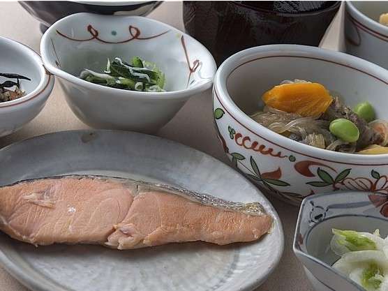 近江米を使い、地元の野菜・旬の食材にこだわった食事